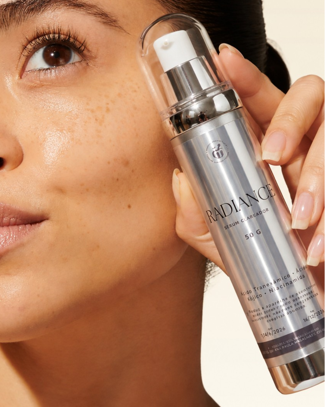 Sérum Radiance da Mineral Pharma junto à pele